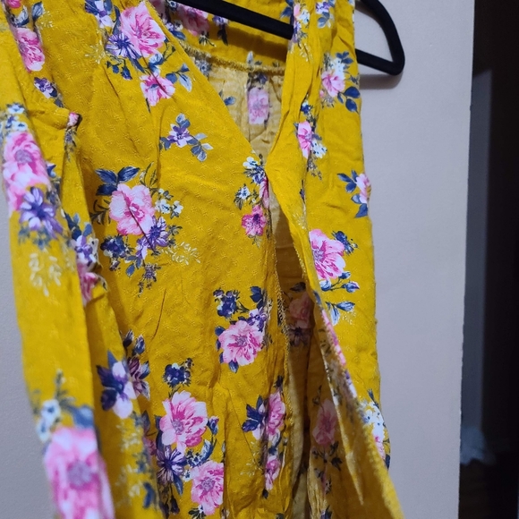 Yellow florals sleeve less - Picture 4 of 4